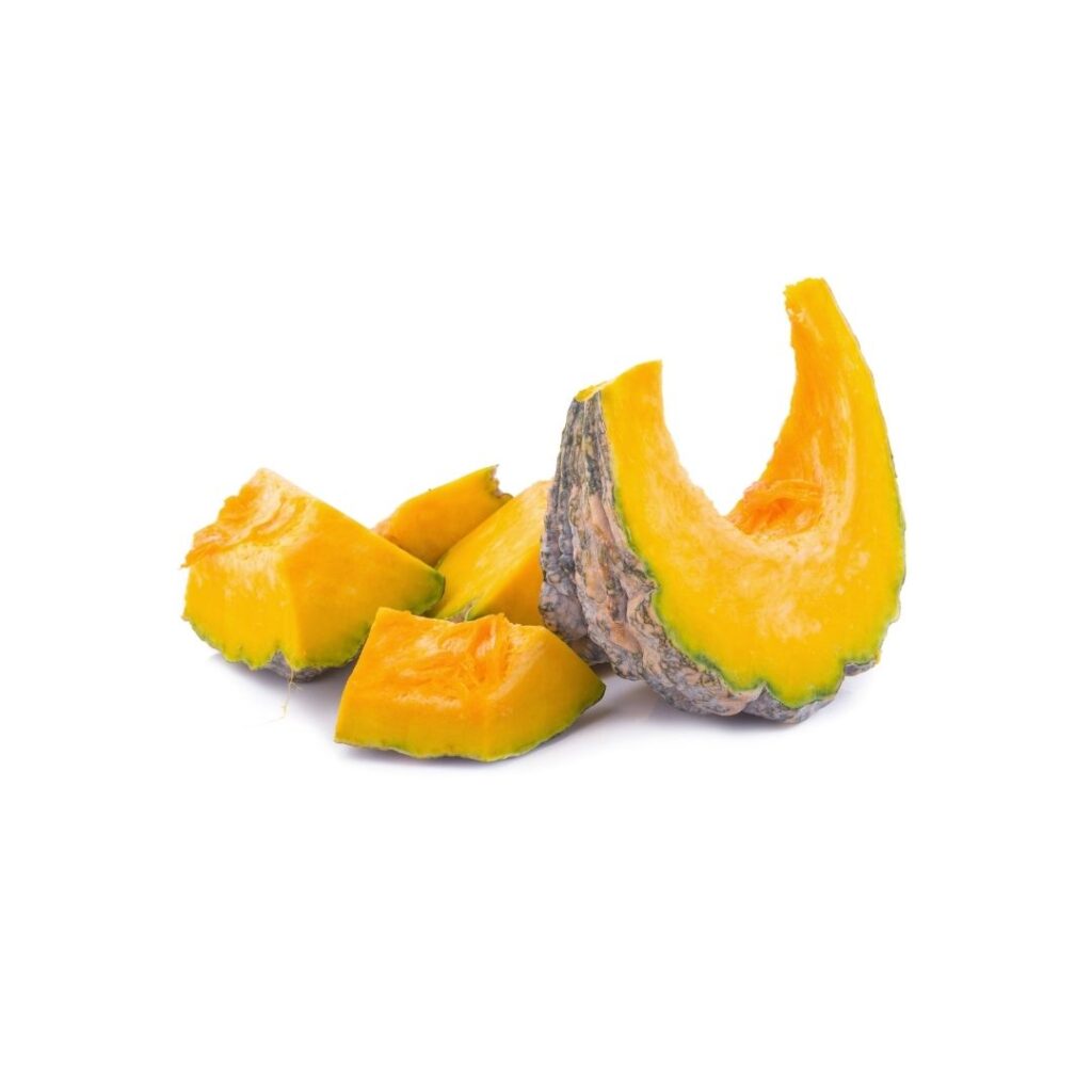 Skiver af kabocha-græskar med grøngrå skal og saftigt orange frugtkød på hvid baggrund