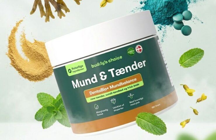 Beholder med Mund & Tænder pulver, omgivet af mynteblade, alger og farvede pulveringredienser