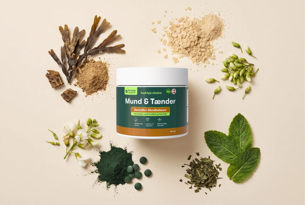 Mund & Tænder krukke omgivet af naturlige ingredienser: alger, pulver, grønne tabletter, blomster og mynteblade